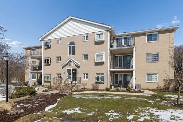 $229,900 | 462 South President Street, Unit 302, Carol Stream, IL 60188
