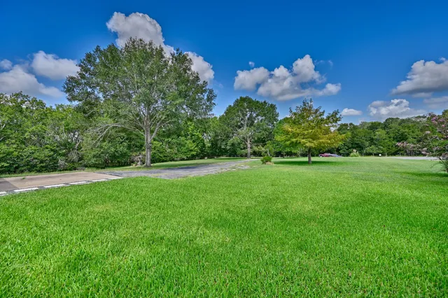a view of a yard with a house