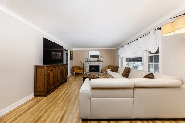 $795,000 | 259 Cornell Avenue, Des Plaines, IL 60016