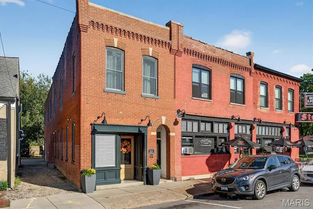 $239,900 | 122 Mascoutah Avenue, Belleville, IL 62220