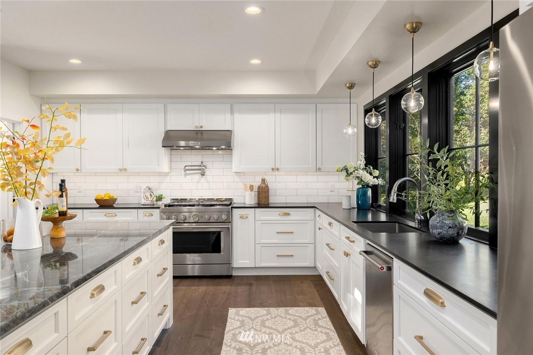 12375 Miller Road Northeast Bainbridge Island, WA 98110 - Photo 4 of 20 Gallery Image 4