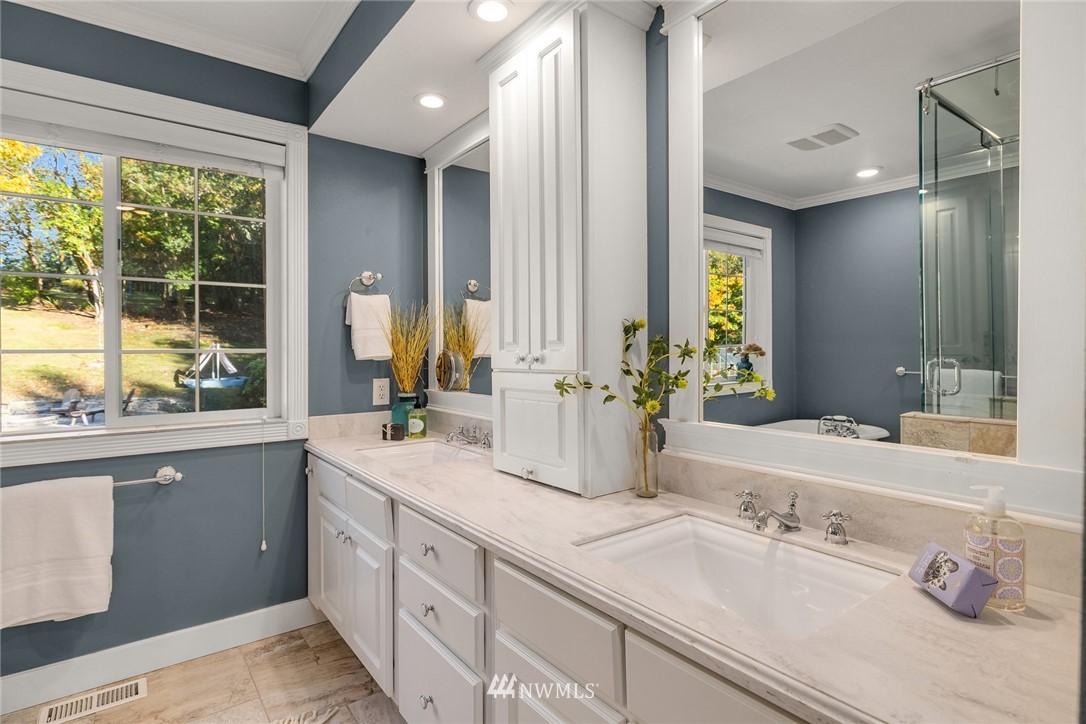 12375 Miller Road Northeast Bainbridge Island, WA 98110 - Photo 9 of 20 Gallery Image 9