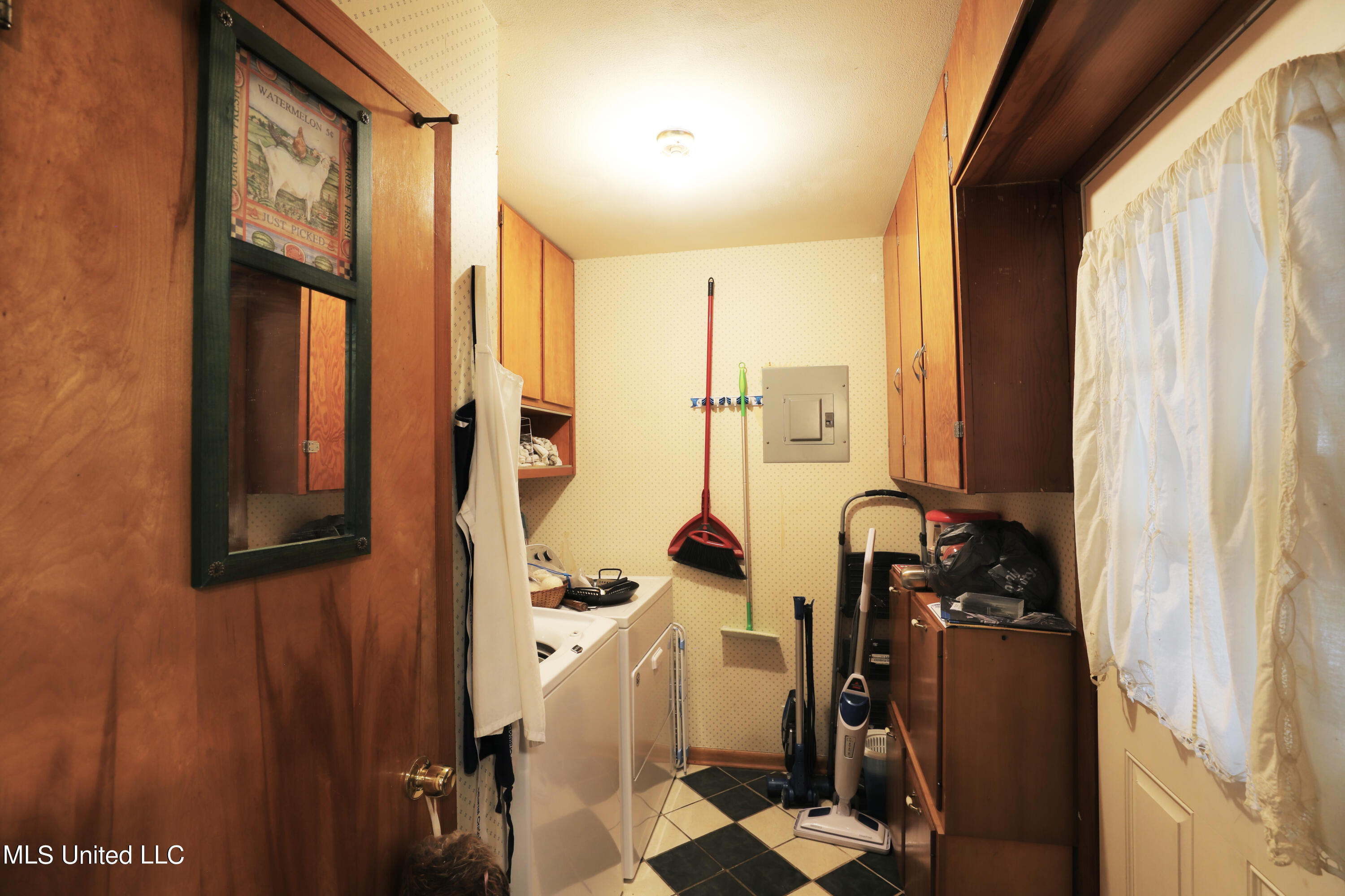 2521 Meadow Road Biloxi, MS 39531 - Photo 18 of 29 Laundry