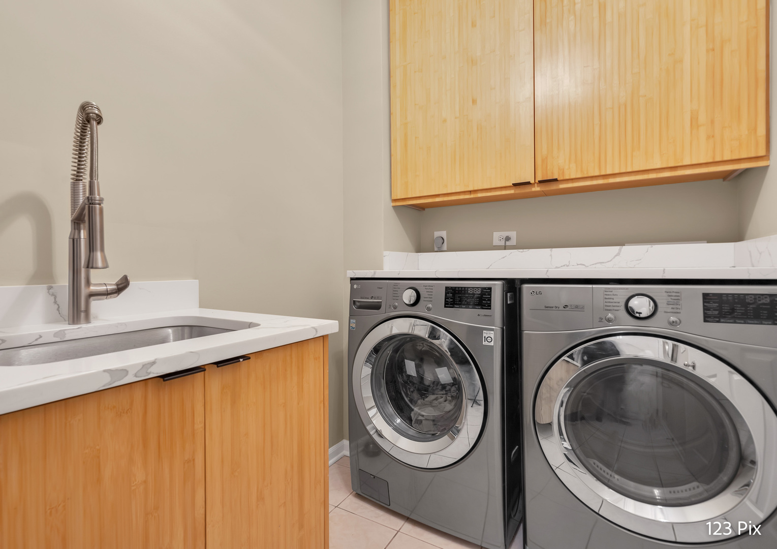 1754 Park Ridge Point, Unit 1754 Park Ridge, IL 60068 - Photo 19 of 39 a utility room with dryer and washer