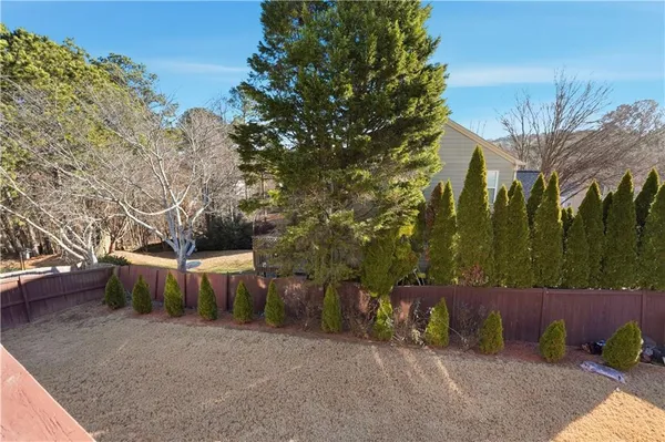 a view of a backyard