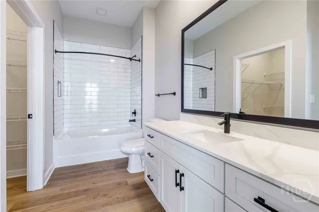 $2,329 | 1150 East Perry Lane, Unit B3, Savannah, GA 31401