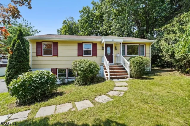 a view of a house with backyard and garden
