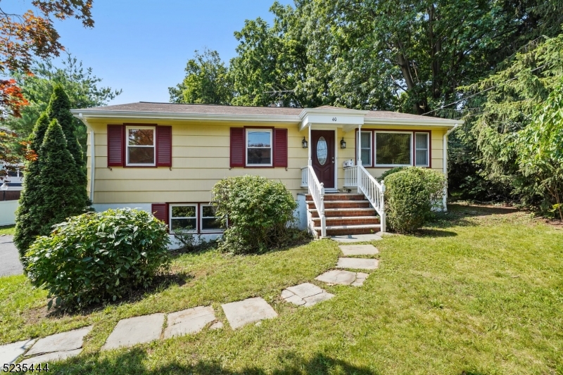 a view of a house with backyard and garden