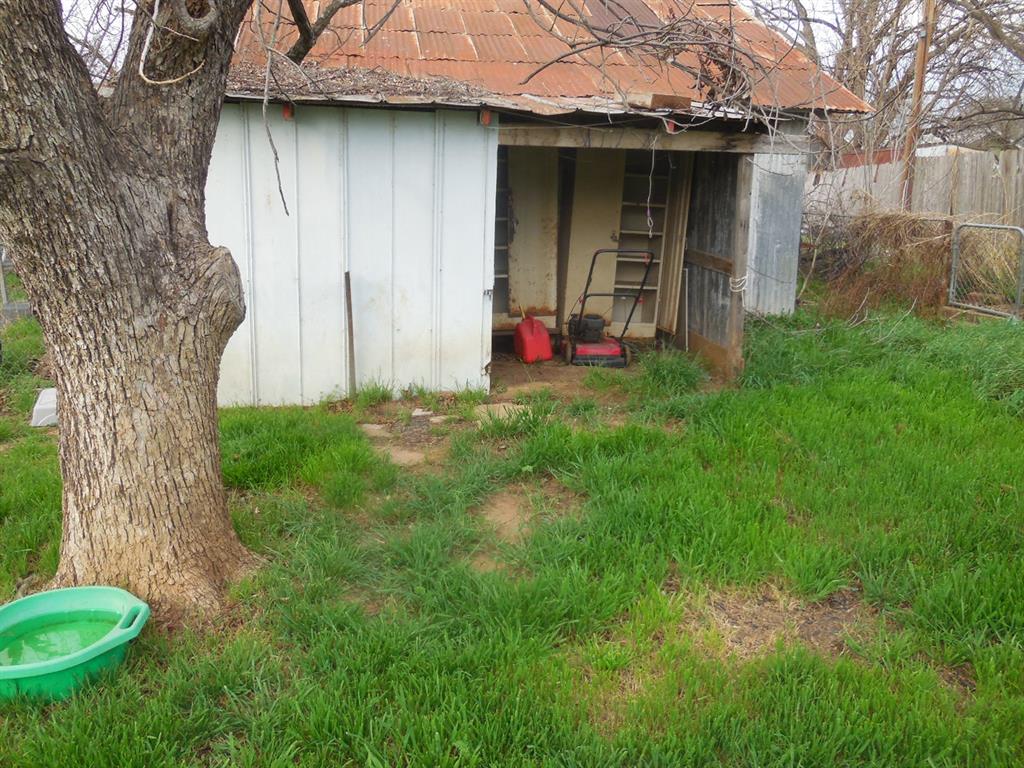 910 Sinclair Street Ranger, TX 76470 - Photo 12 of 21 a backyard of a house with table and chairs
