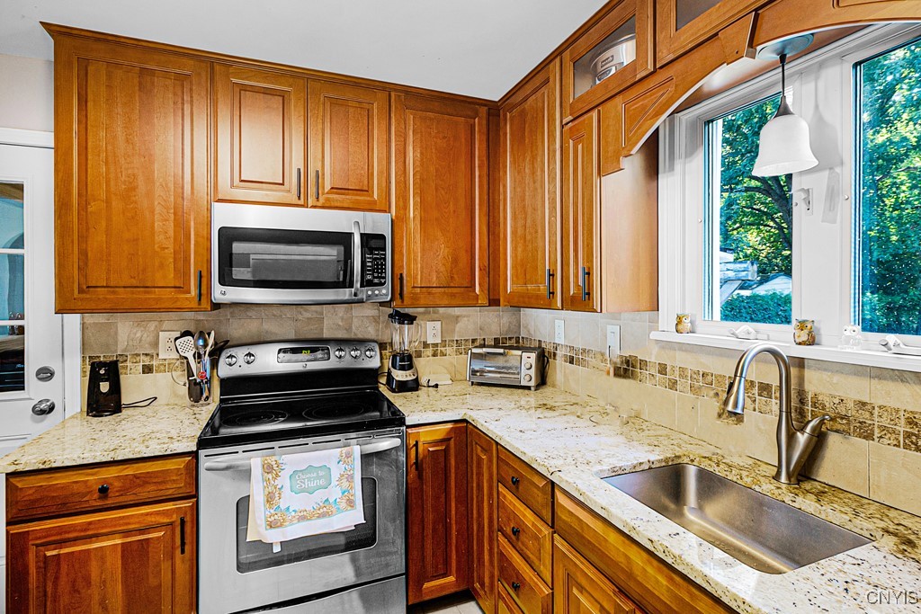 38 Evalon Road New Hartford, NY 13413 - Photo 6 of 19