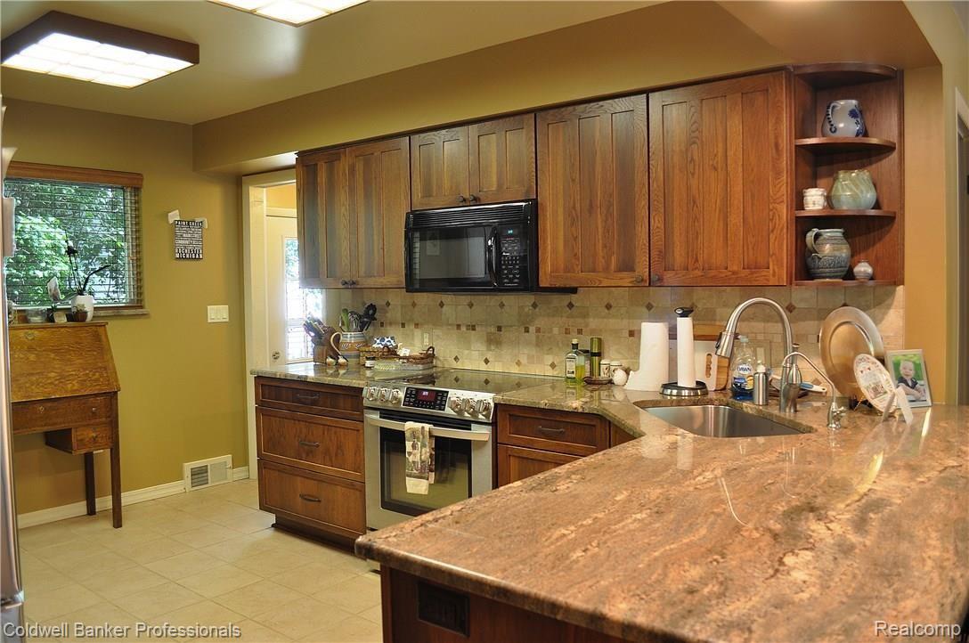 295 Red Oak Lane Rochester, MI 48307 - Photo 16 of 39 19.) Kitchen Cabinets