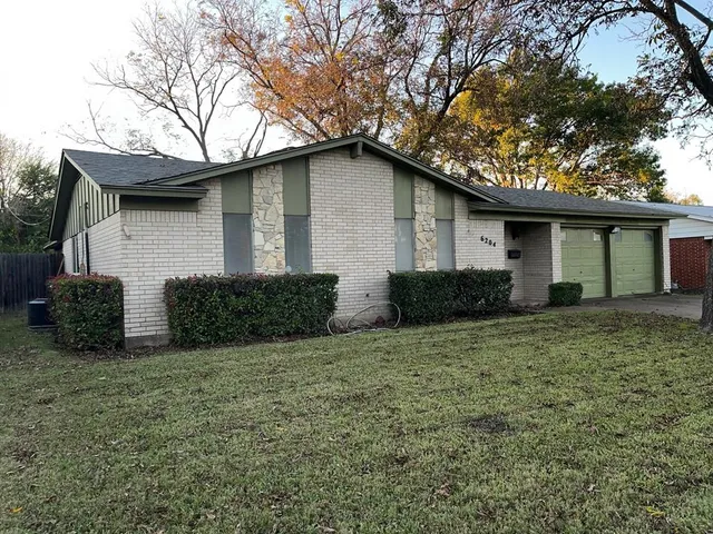 a view of a house with a yard