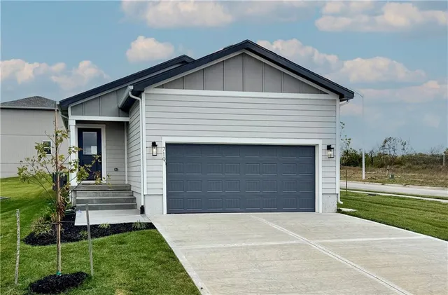 $364,950 | 719 Glenn Circle, Raymore, MO 64083