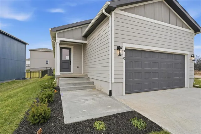 $364,950 | 719 Glenn Circle, Raymore, MO 64083
