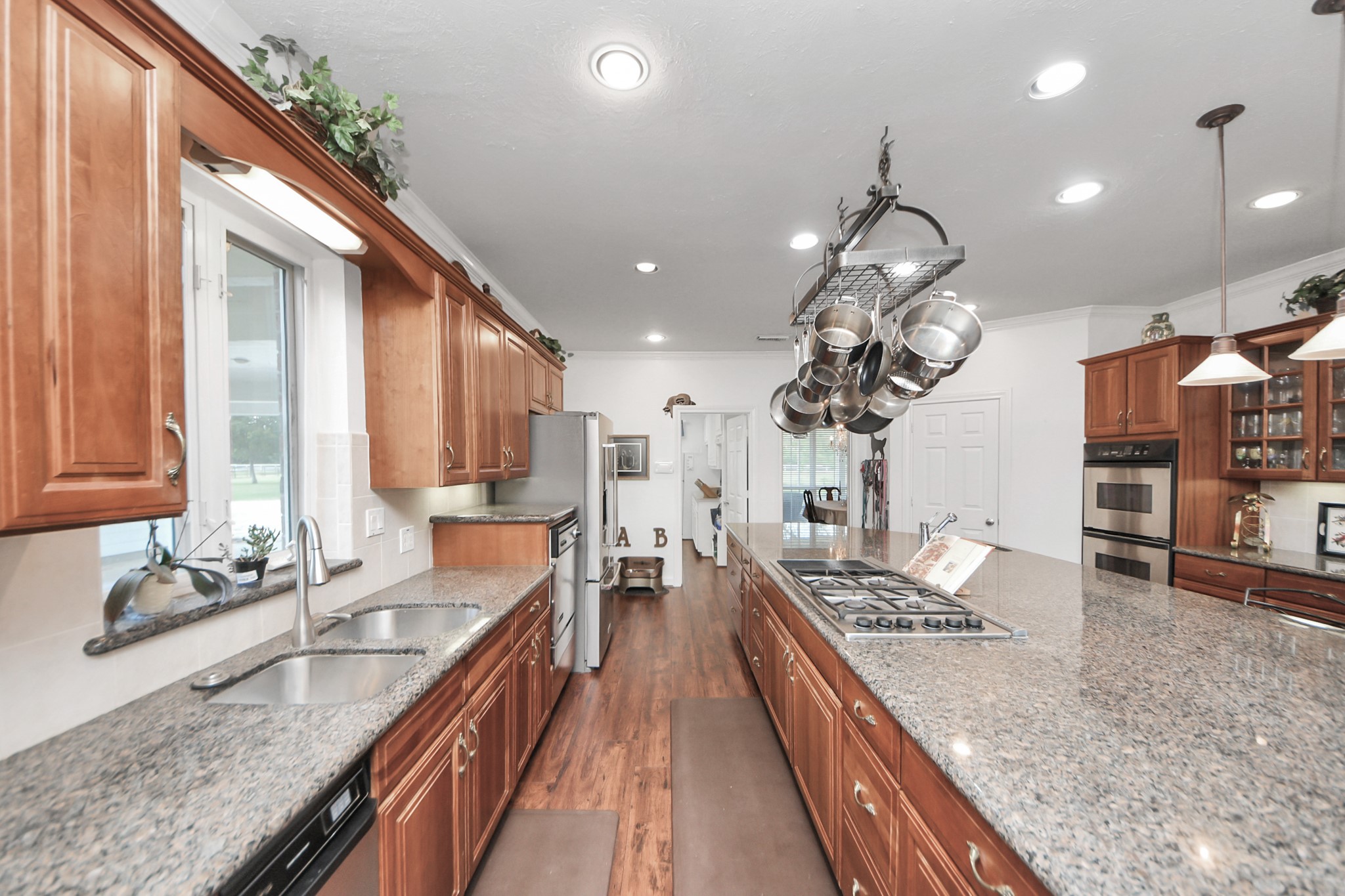 7511 County Road 511 Rosharon, TX 77583 - Photo 15 of 42 Sprawling 13ft island is great for entertaining.