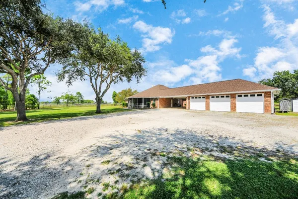 $774,900 | 7511 County Road 511, Rosharon, TX 77583
