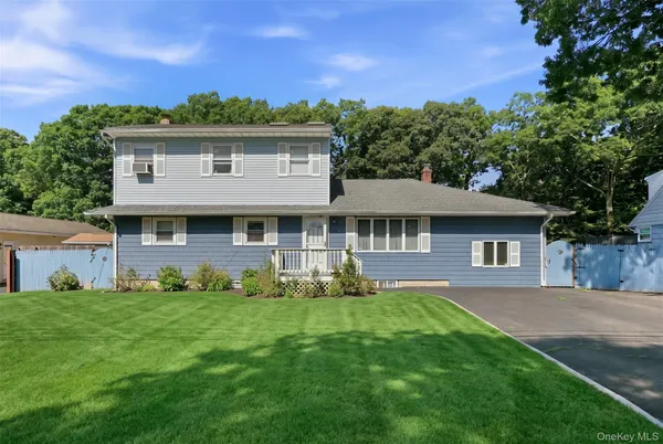 $749,000 | 70 Avenue A, Holbrook, NY 11741