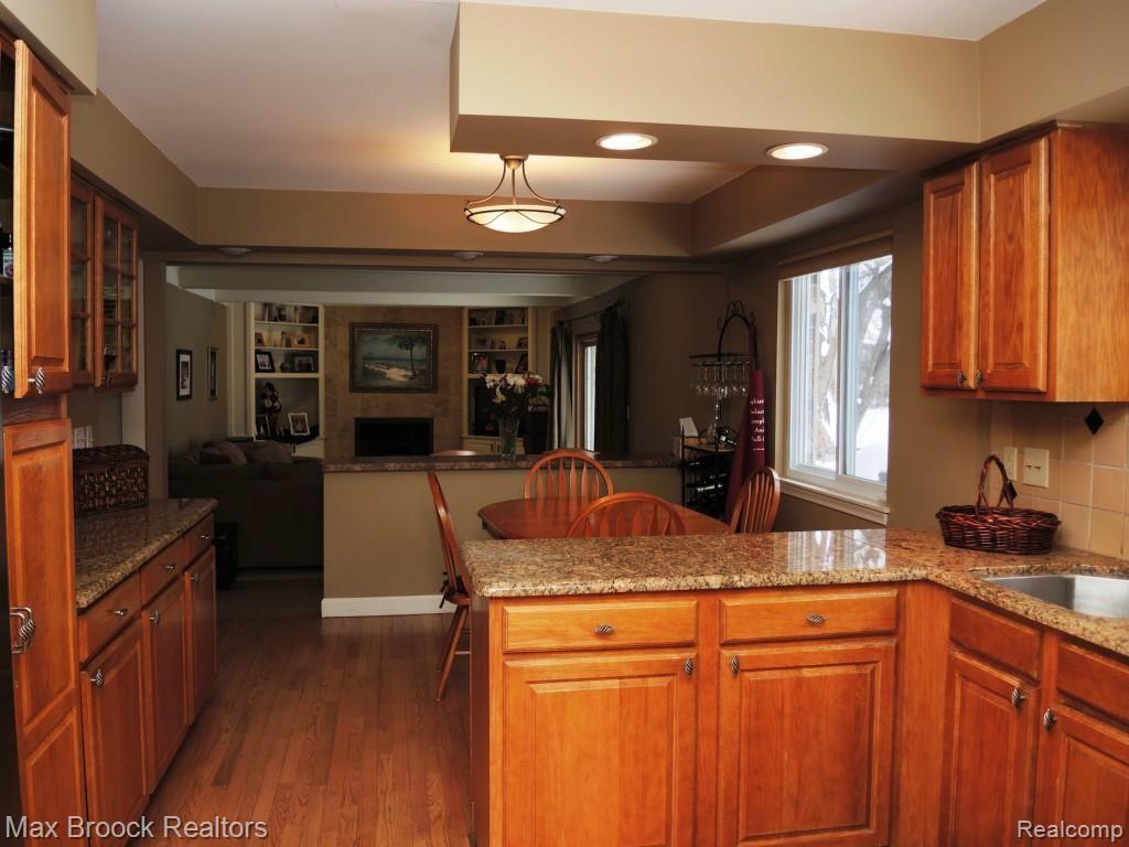 4466 Beach Road Troy, MI 48098 - Photo 10 of 45 BREAKFAST ROOM ADJACENT TO KITCHEN