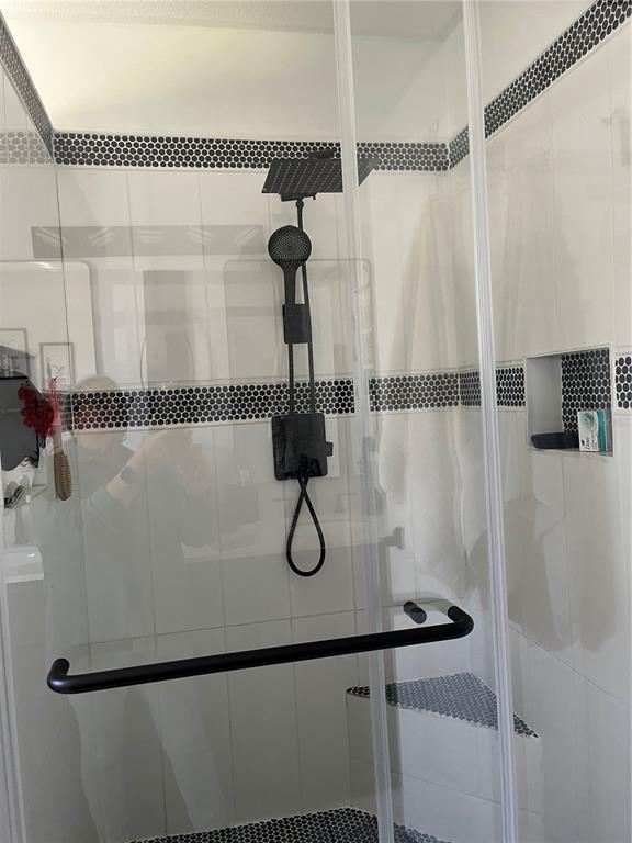 13834 Southwest 114th Avenue Dunnellon, FL 34432 - Photo 15 of 22 a bathroom with a shower