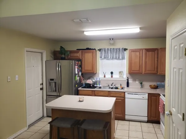 $2,050 | 2016 Westwood Drive, Portland, TX 78374