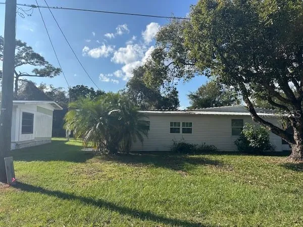 a view of a house with a yard
