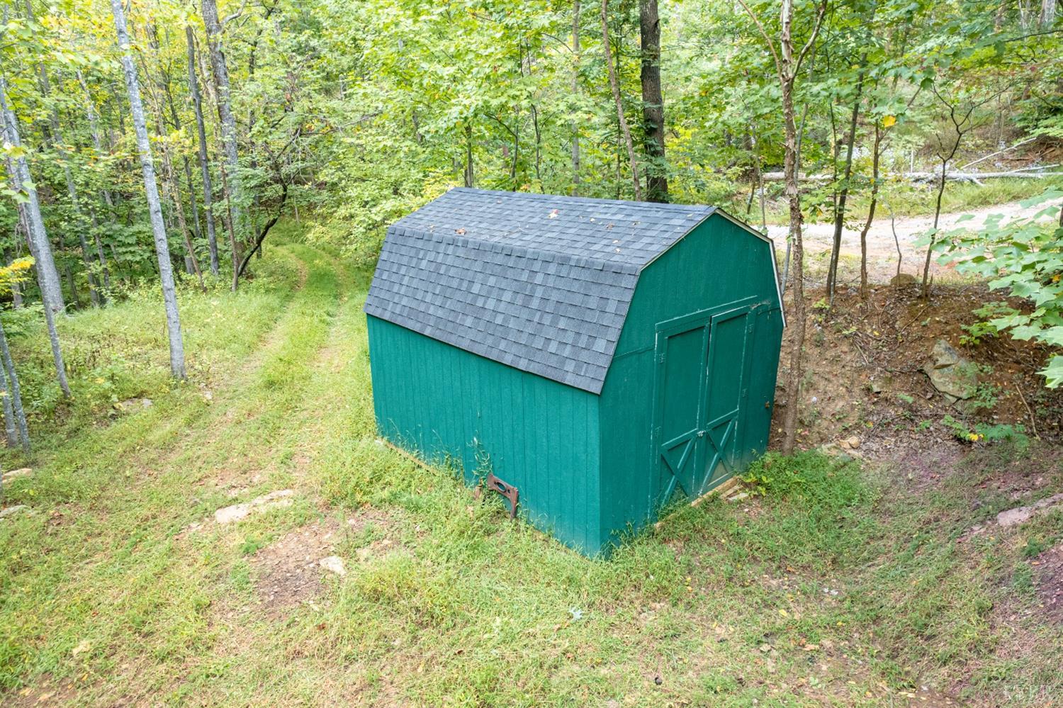 6220 Charlemont Road Goode, VA 24556 - Photo 6 of 24 a view of a backyard