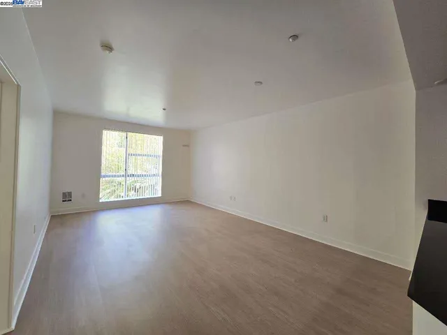 $435,000 | 585 9th Street, Unit 422, Oakland, CA 94607