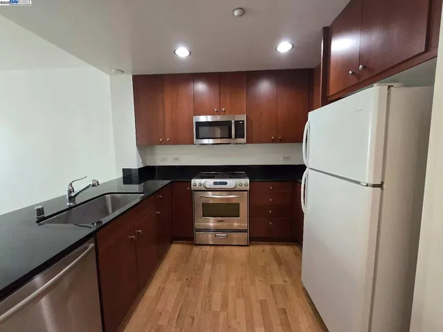 $435,000 | 585 9th Street, Unit 422, Oakland, CA 94607