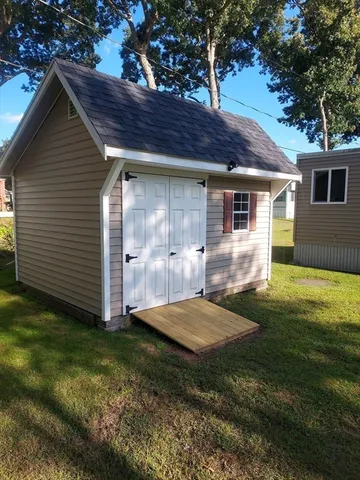 a view of a house with backyard