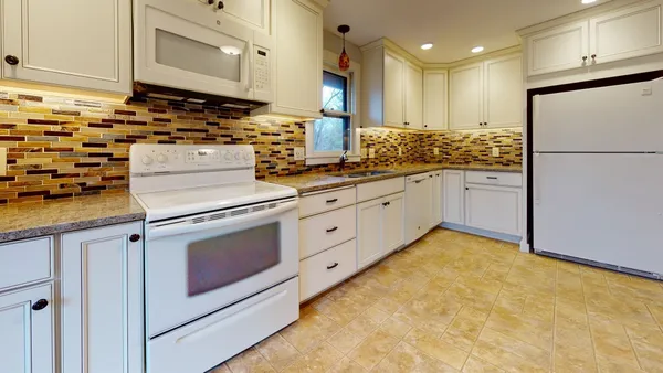 $2,750 | 414 Bay Road, Belchertown, MA 01007