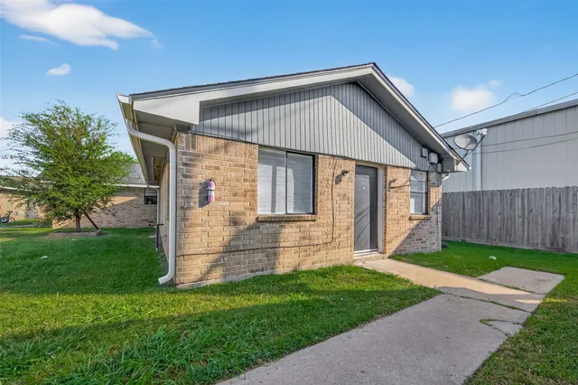 a front view of house with yard