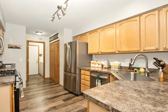 $2,400 | 406 Kresswood Drive, McHenry, IL 60050