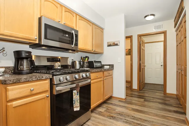 $2,400 | 406 Kresswood Drive, McHenry, IL 60050