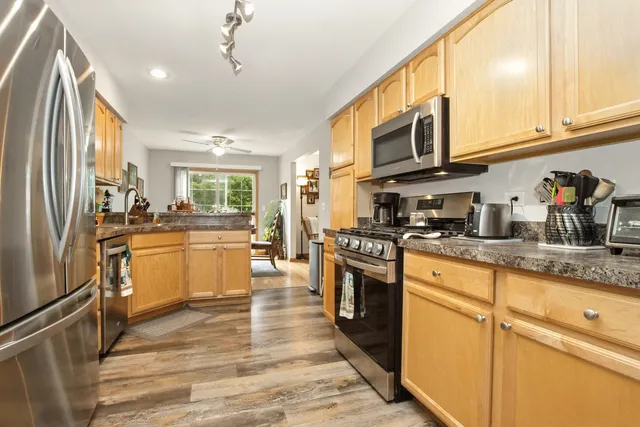 $2,400 | 406 Kresswood Drive, McHenry, IL 60050