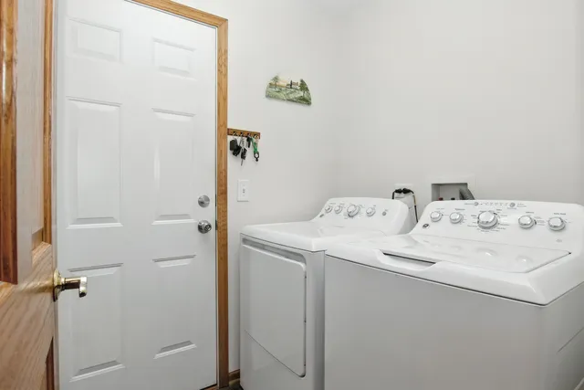 $2,400 | 406 Kresswood Drive, McHenry, IL 60050