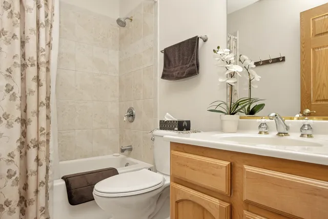 $2,400 | 406 Kresswood Drive, McHenry, IL 60050