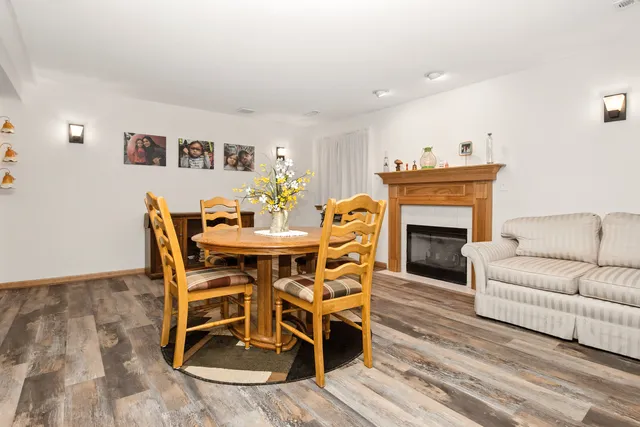 $2,400 | 406 Kresswood Drive, McHenry, IL 60050