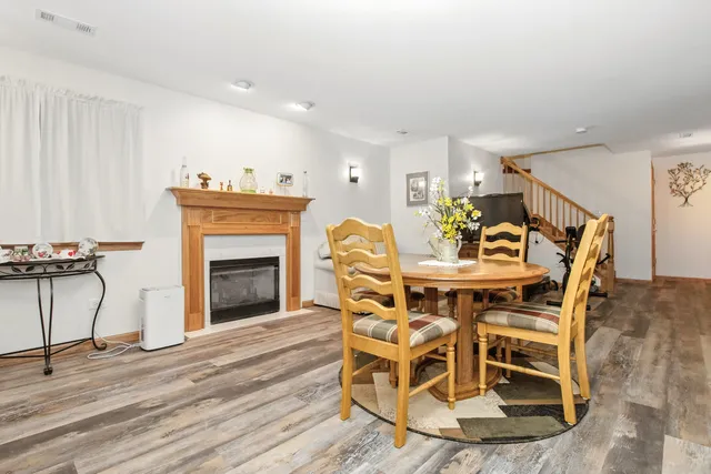 $2,400 | 406 Kresswood Drive, McHenry, IL 60050