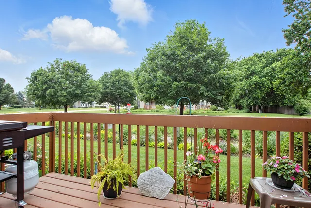 $2,400 | 406 Kresswood Drive, McHenry, IL 60050