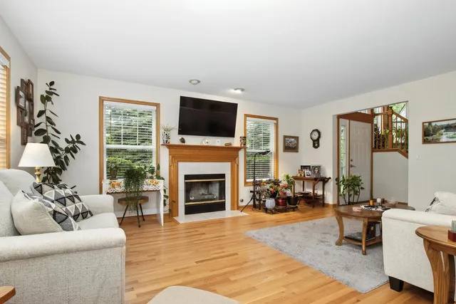 $2,400 | 406 Kresswood Drive, McHenry, IL 60050