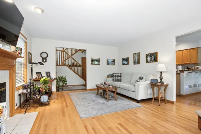 $2,400 | 406 Kresswood Drive, McHenry, IL 60050