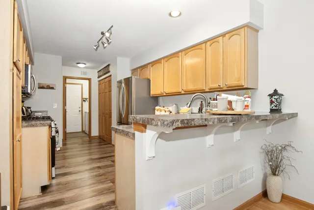 $2,400 | 406 Kresswood Drive, McHenry, IL 60050