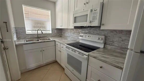 $1,750 | 300 Layne Boulevard, Unit 309, Hallandale Beach, FL 33009