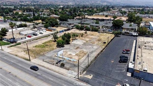 a view of a parking area