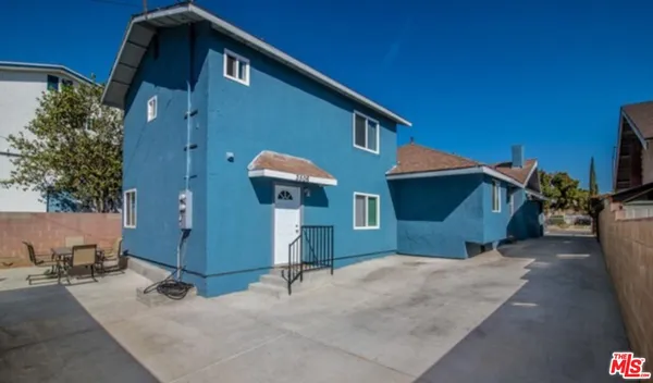 a house view with a outdoor space