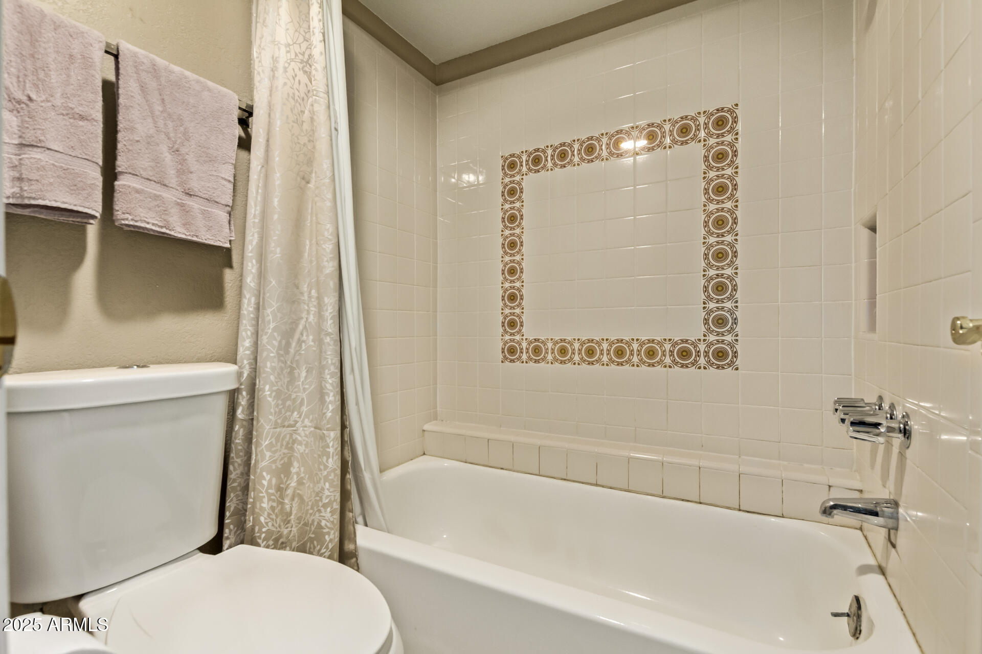 10410 North Cave Creek Road, Unit 1230 Phoenix, AZ 85020 - Photo 6 of 13 a bathroom with a toilet and a bathtub