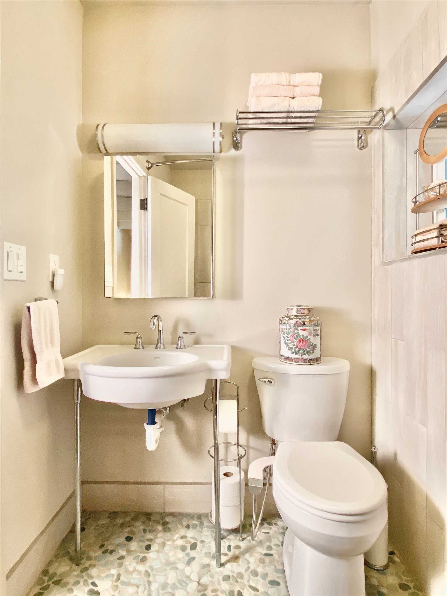 2007 Indian School Road Northwest Albuquerque, NM 87104 - Photo 32 of 38 Casita-Bathroom