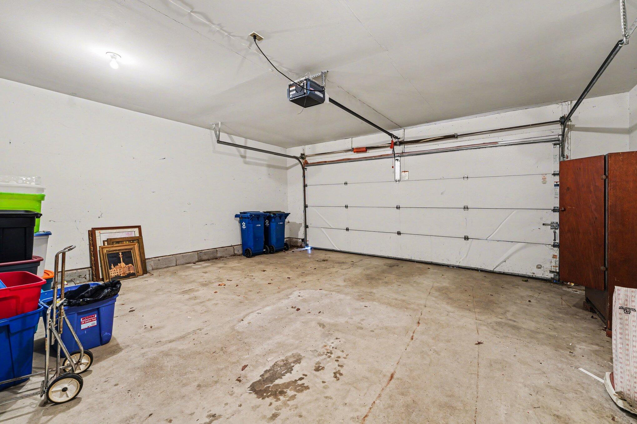 950 Blue Jay Way Dyer, IN 46311 - Photo 4 of 21 a view of a garage room