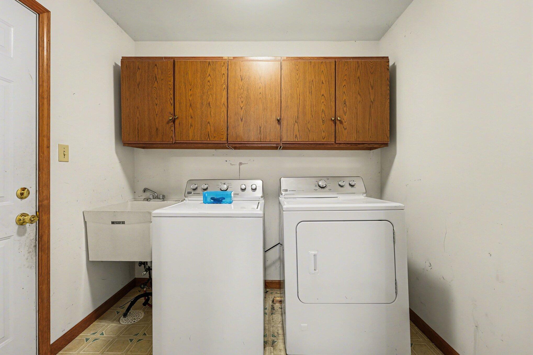 950 Blue Jay Way Dyer, IN 46311 - Photo 5 of 21 a utility room with dryer and washer