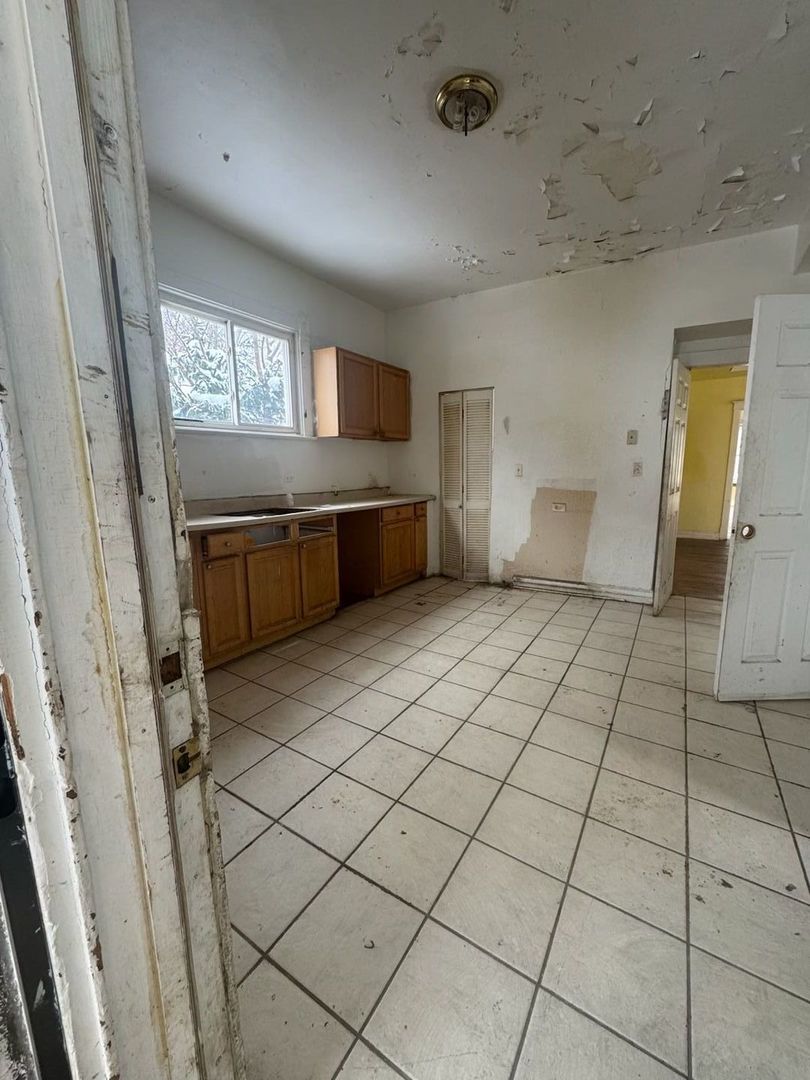 7007 South Ada Street Chicago, IL 60636 - Photo 22 of 49 a view of kitchen with furniture and window